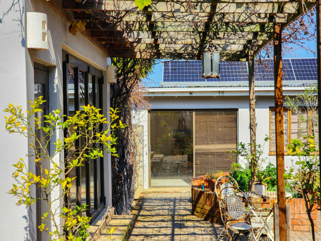 Garden courtyard with a planted pergola and outdoor seating